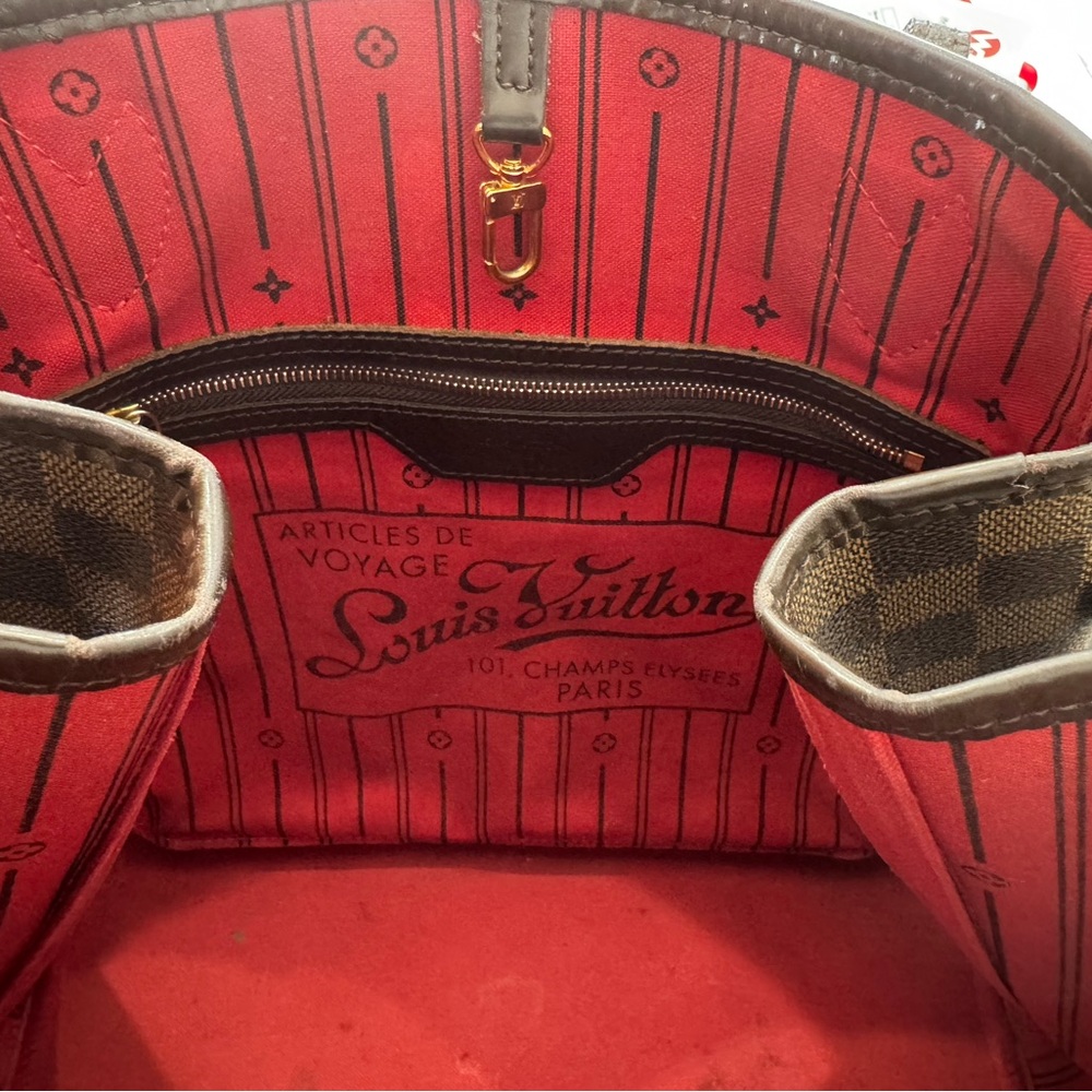 Louis Vuitton Red and Black Interior - Picture 5 of 8